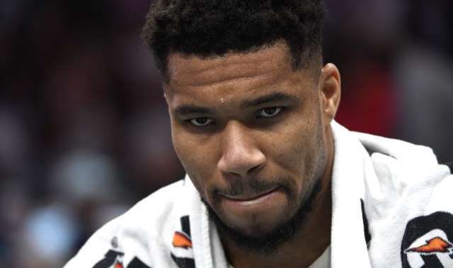 开云网页版-杨鸣：雄鹿先在冬窗试探下字母交易行情 以便夏天有更好运作空间