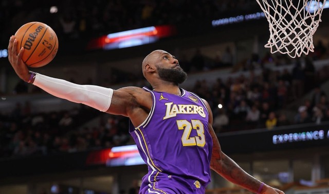 kaiyun-詹姆斯半场才2个罚球！还被粗鲁犯规！同行：他太强壮却没罚球！