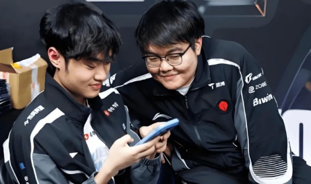 开云APP-好兄弟！Knight评论369社媒：我不喷你9