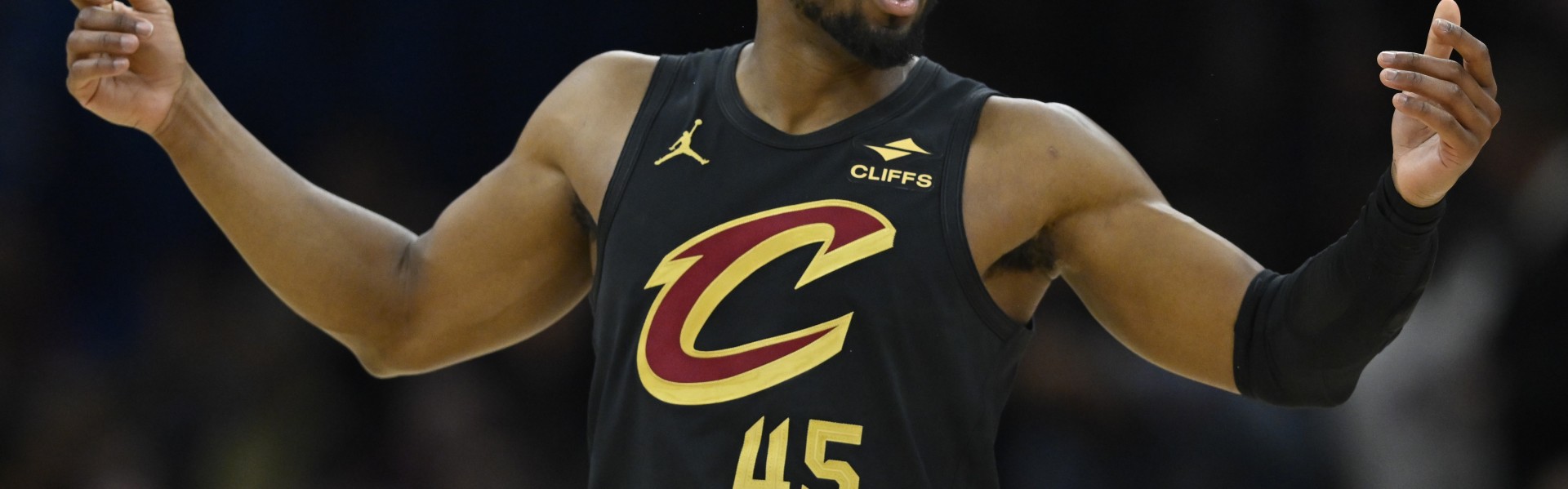 开云体育-再加把劲儿！米切尔半场首发17分钟 13中6&amp;三分4中1砍16分2板