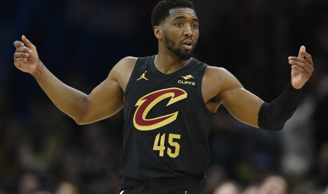 开云体育-再加把劲儿！米切尔半场首发17分钟 13中6&amp;三分4中1砍16分2板